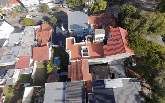 Chalet 6 Amb. con parque y quincho + PH 2 Ambientes + Local sobre avenida