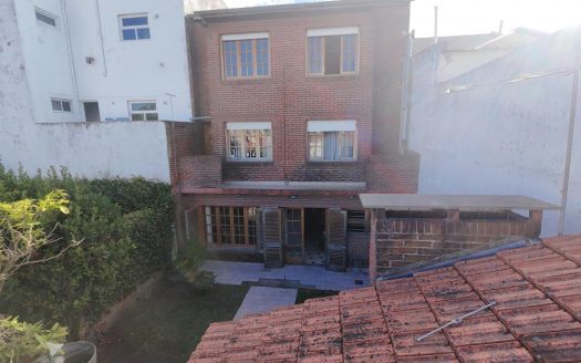 Chalet 6 Amb. con parque y quincho + PH 2 Ambientes + Local sobre avenida