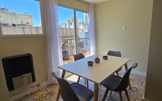 VENDIDO!!! 2 Ambientes Reciclado y Amoblado – con Balcón Corrido